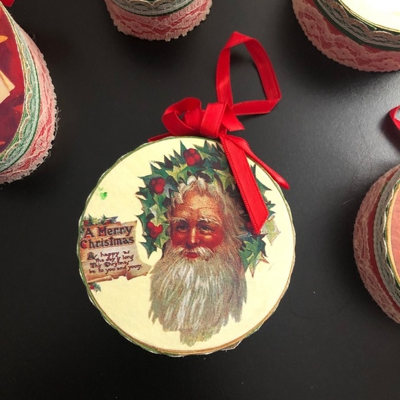 Vintage Christmas red round and oval box Ornaments - Picture 4 of 11